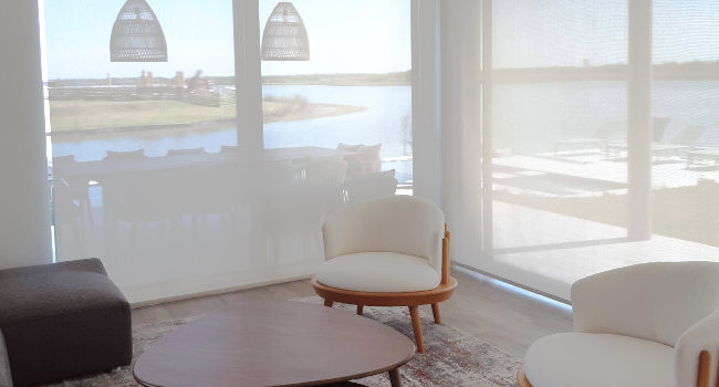 casa con cortinados
